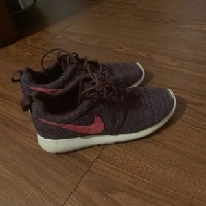 Girls Nike Roshe 💜